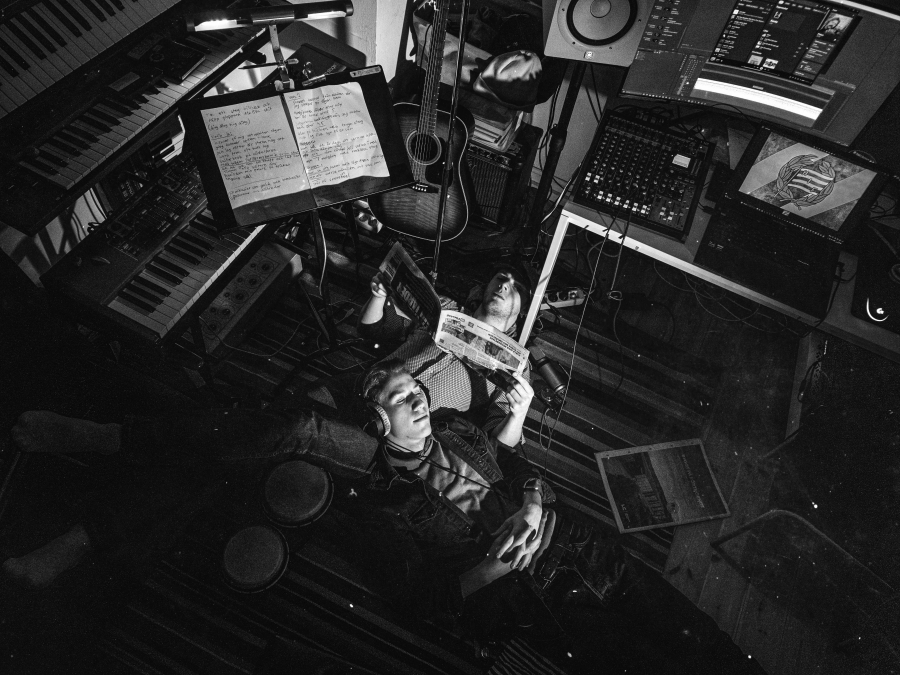 Musikproduktion tar på krafterna, jag och Martin tog en snabb tupplur.